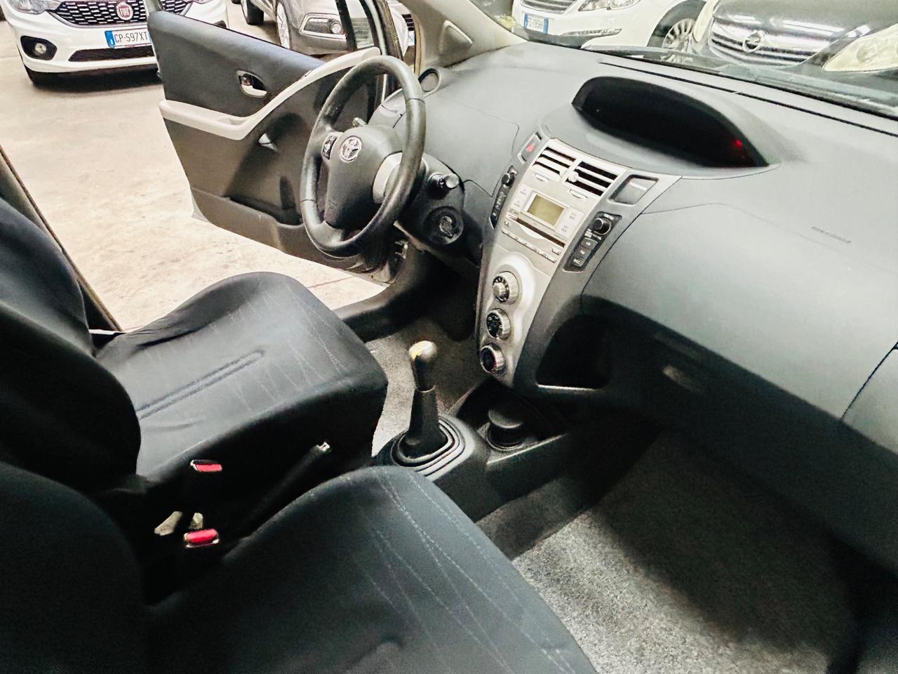 Toyota Yaris 1300 cc 85cv neopatentati