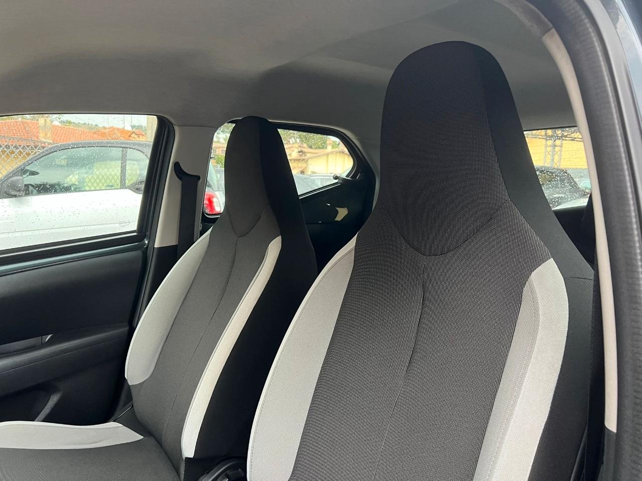 Toyota Aygo 5 Porte 1.0 x-play Automatica