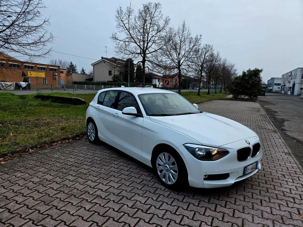 Bmw 116 116d 5p. Unique