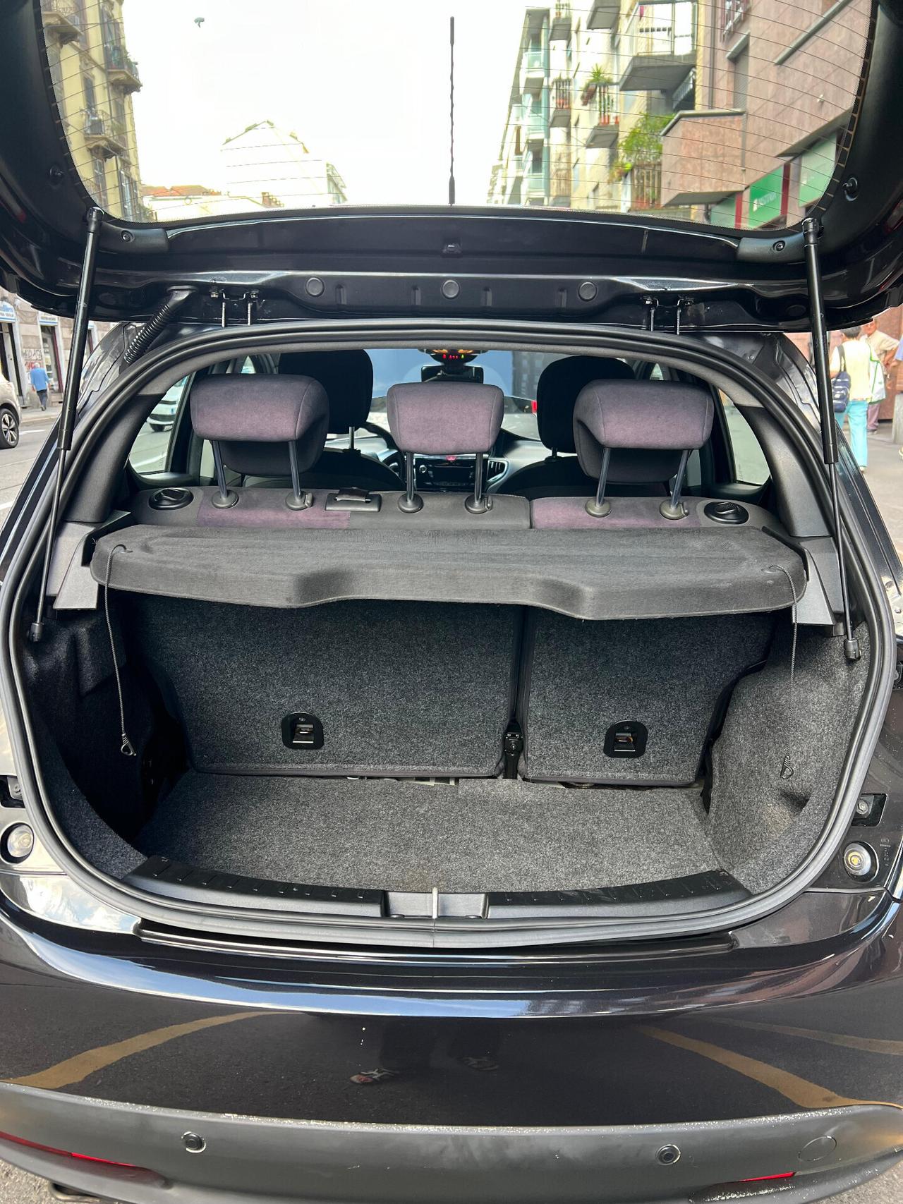 Lancia Ypsilon - APERTI AD AGOSTO