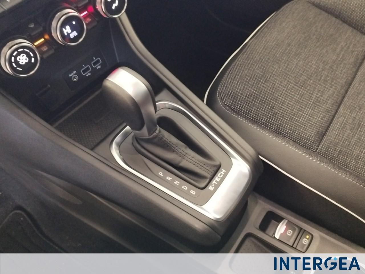 RENAULT Captur 1.6 E-Tech hybrid Techno Fast Track