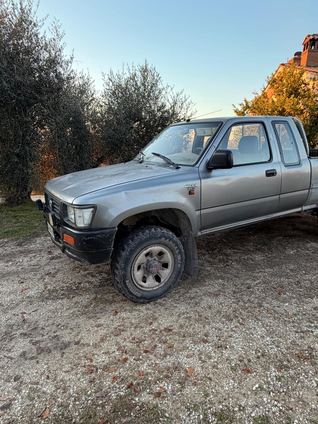 Toyota Hilux 2.4 D 4WD Extracab DC Pick-up