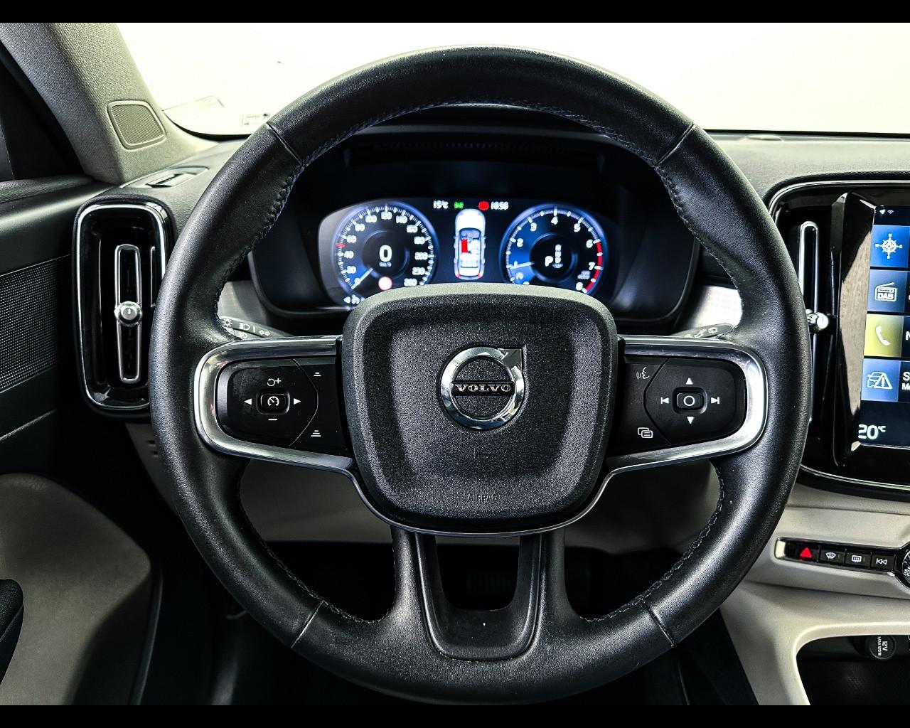 VOLVO XC40 (2017-->) - XC40 T2 Geartronic Momentum Pro N1