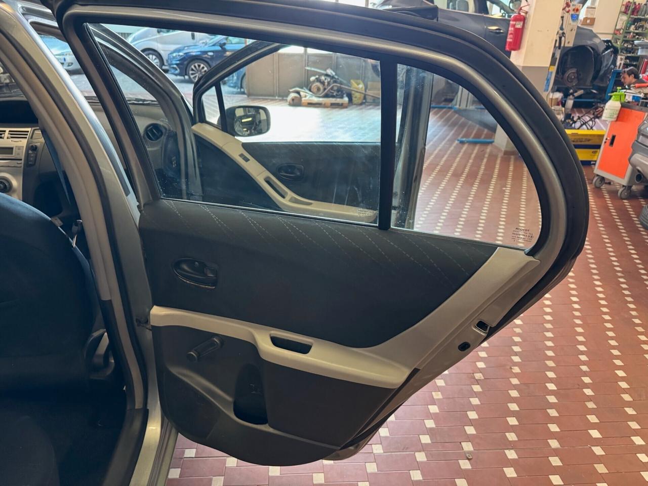 Toyota Yaris 1.0 5 porte Sol - NEOPATENTATI