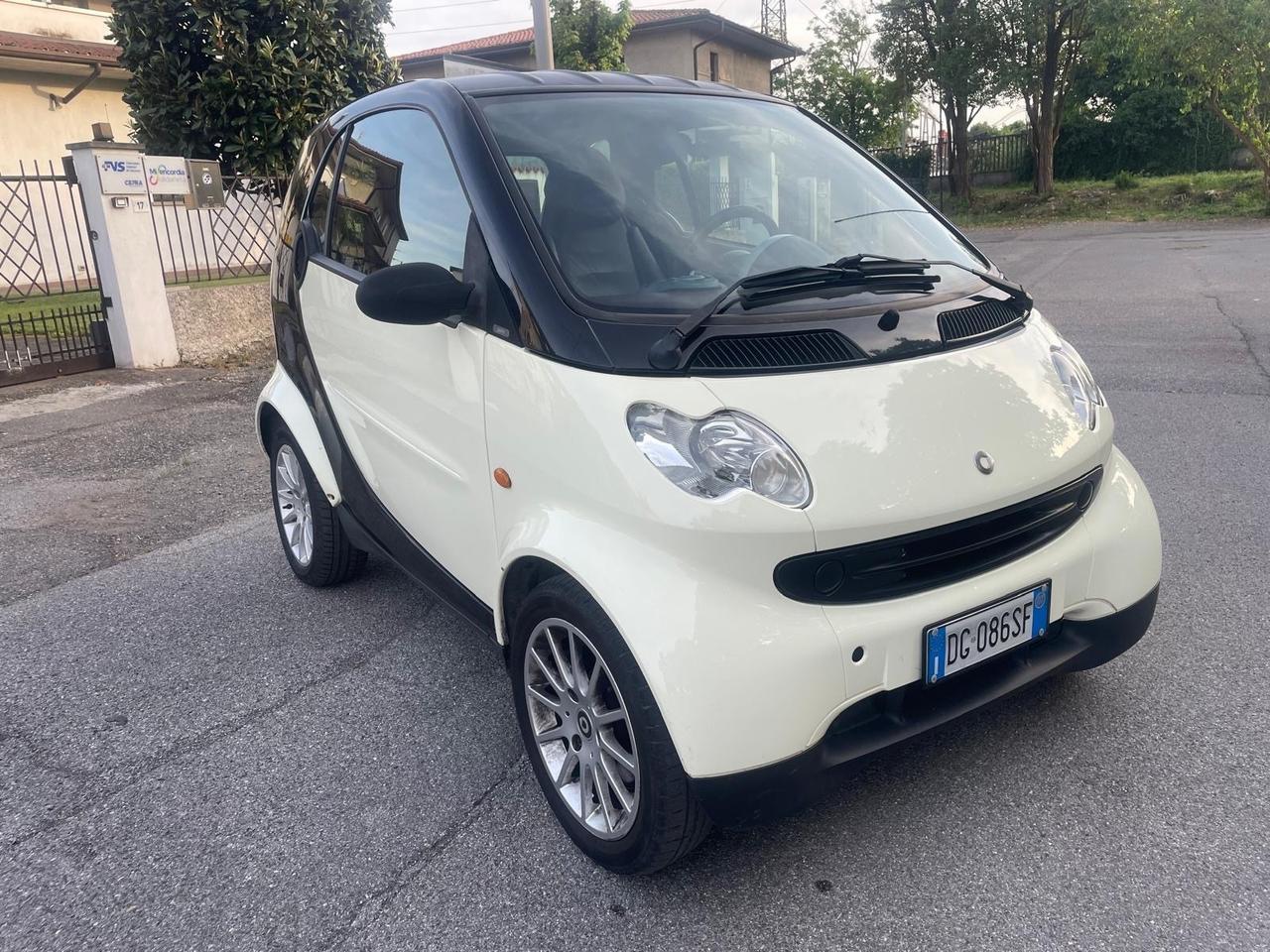 Smart ForTwo 700 coupé grandstyle (45 kW) per Neopatentati