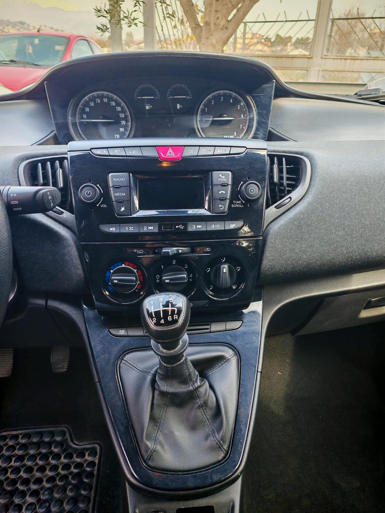 Lancia Ypsilon 1.0 FireFly 5 porte S&S Hybrid Ecochic Silver