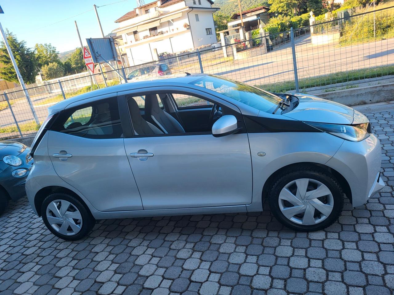 Toyota Aygo 1.0 VVT 5 PORTE X-PLAY *** RETROCAMERA -CRUISE CONTROL ***