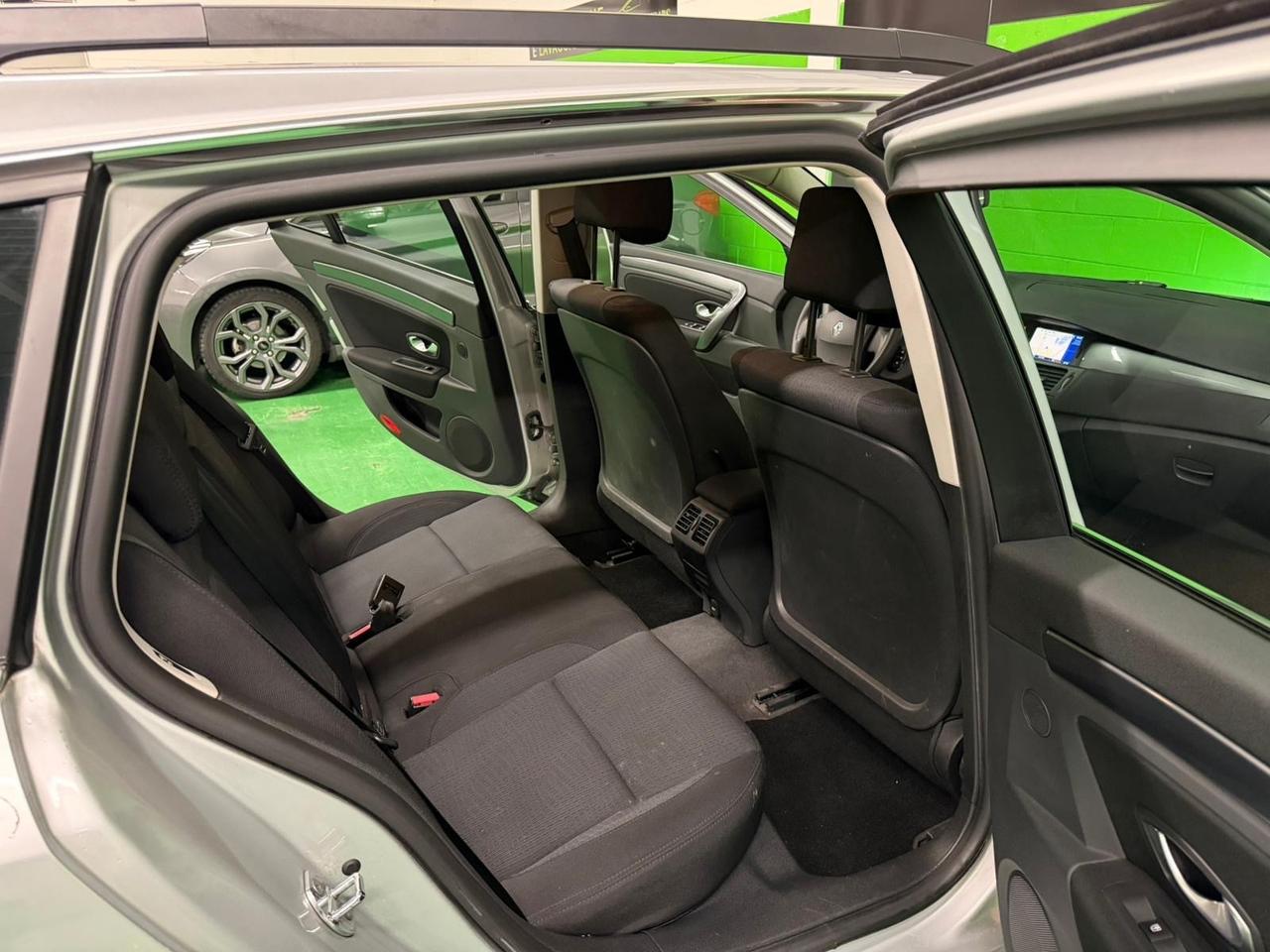 Renault Laguna 2.0 16V SporTour Nav