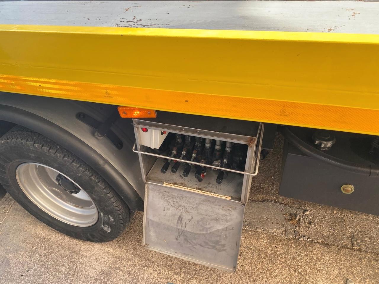 Carroattrezzi: Renault V.I. – Pianale Basculante e Scorrevole con Verricello e Gru