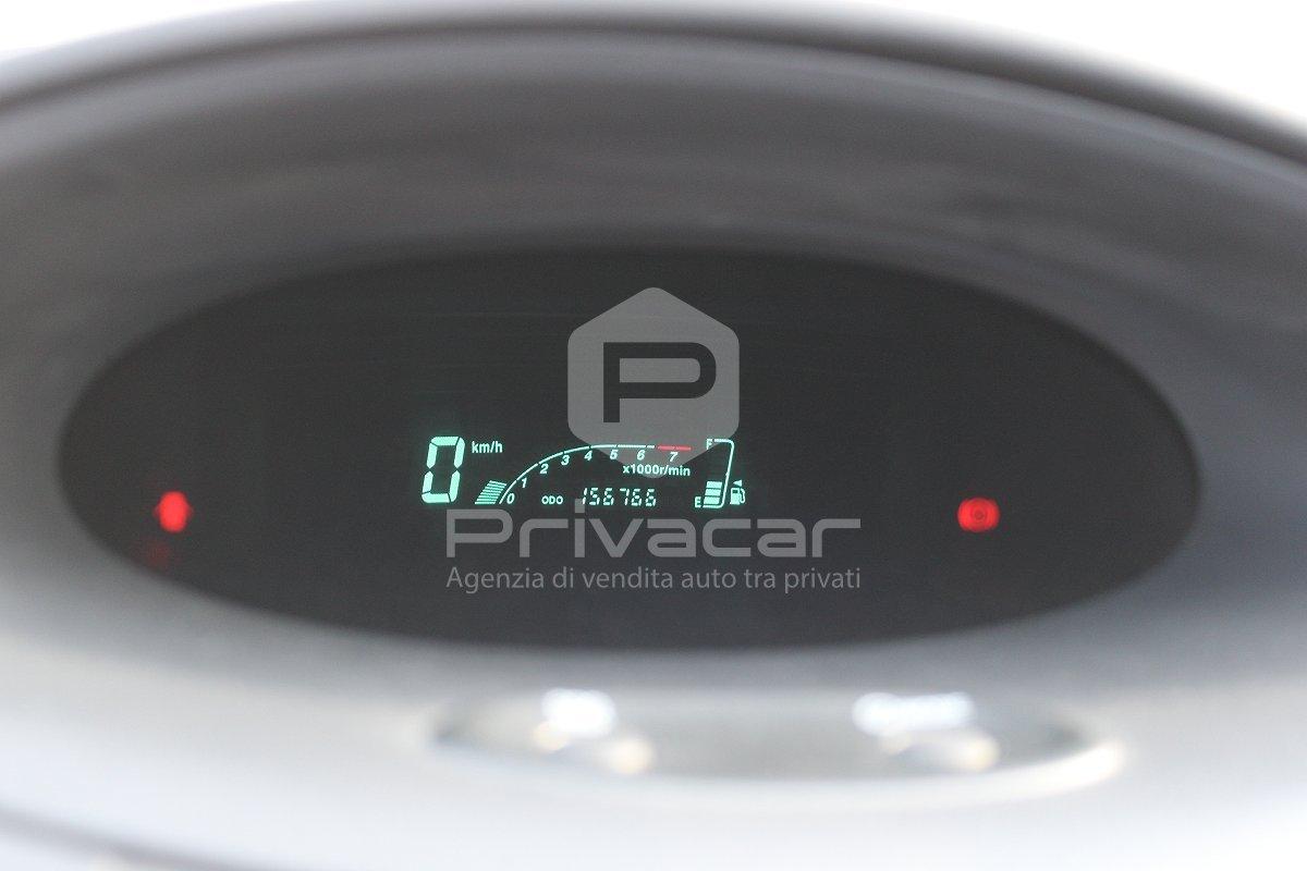 TOYOTA Yaris 1.3i 16V cat 5 porte Sol