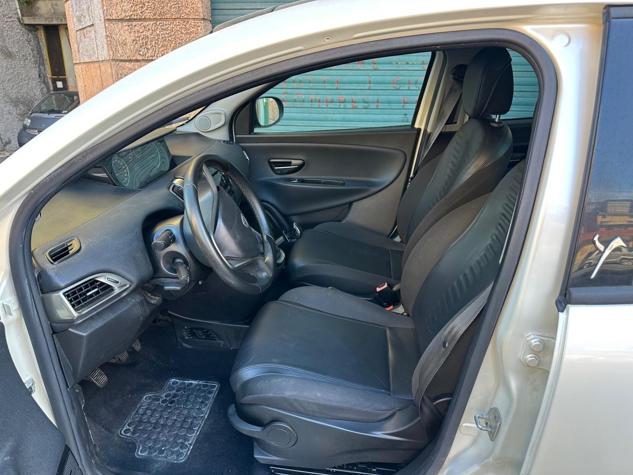 Lancia Ypsilon 1.2 69 CV 5 porte S&S Platinum + Tetto Sensori Ant e Post