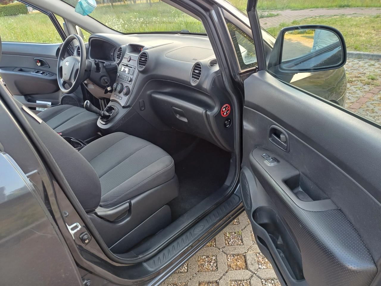 Kia Carens 2.0 CVVT LX Family