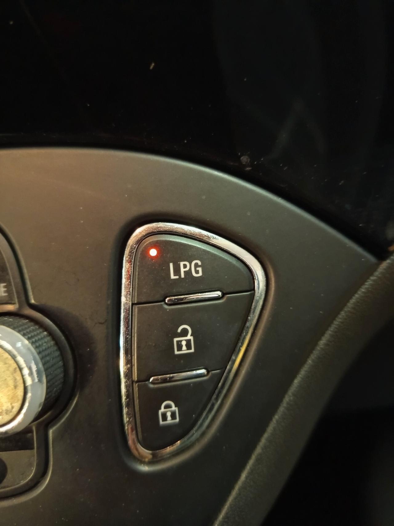 Opel Corsa 1.4 90CV GPL Tech 5 porte Innovation