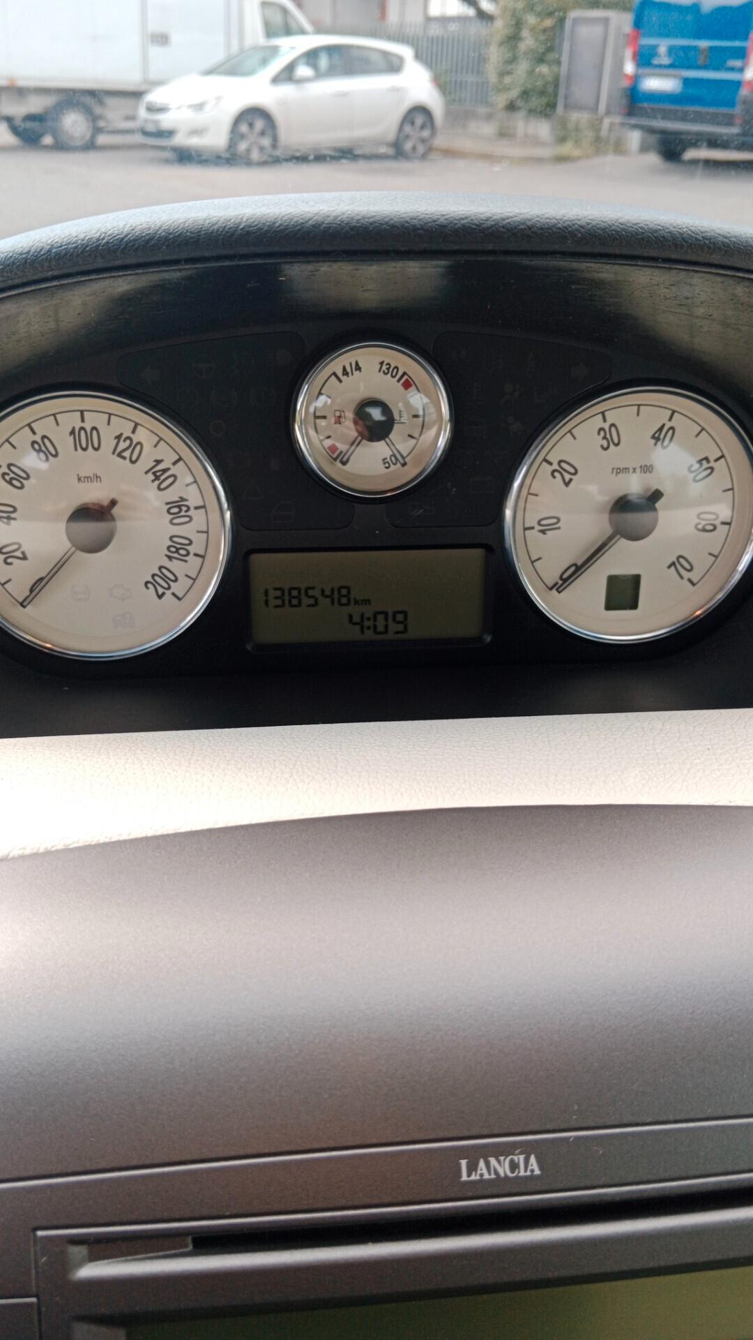 Lancia Ypsilon 1.4 16V Oro