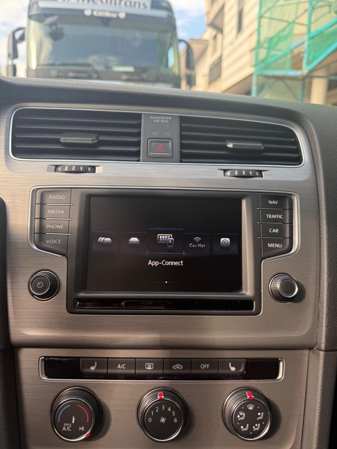 Volkswagen Golf 5p 1.6 tdi 110cv NAVI,APP CONNECT,SEDILI RISCALD.ATISENSORI DI PARCHEGGIO,DISTRIBUZIONE FATTA 10/25