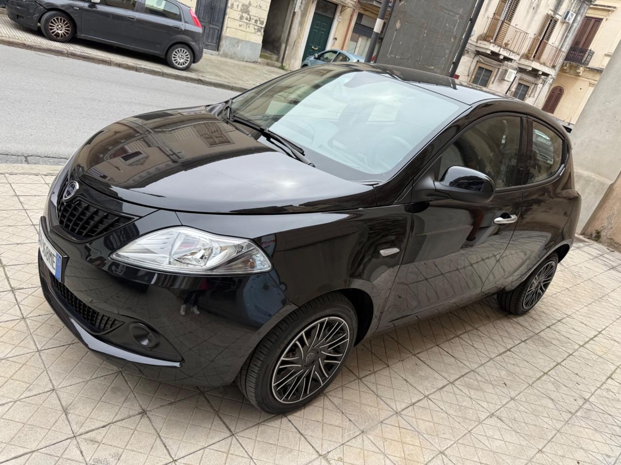 Lancia Ypsilon 1.0 FireFly 5 porte S&S Hybrid Ecochic Silver