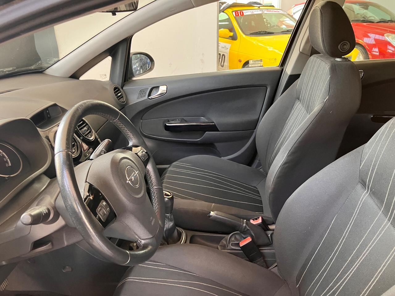 Opel Corsa 1.2 5 porte Cosmo NEOPATENTATI