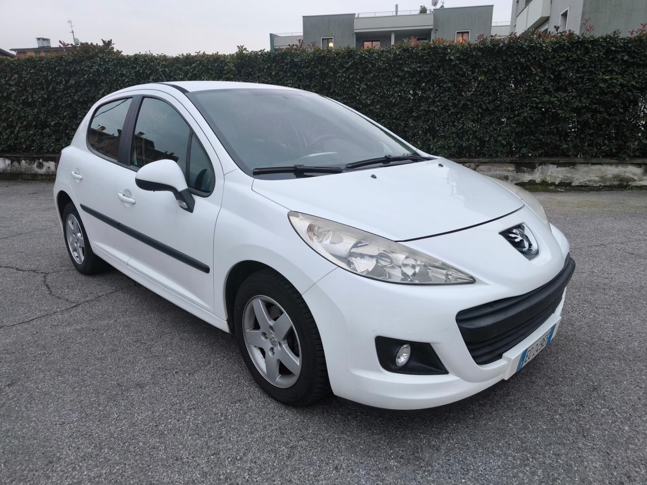 PEUGEOT 207 1,4 BENZINA- OK NEOPATENTATI