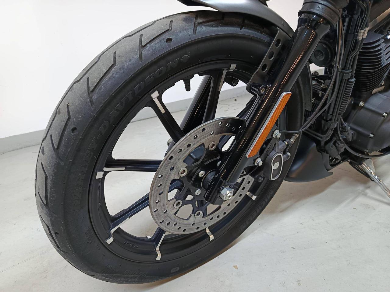 HARLEY DAVIDSON 883 Iron