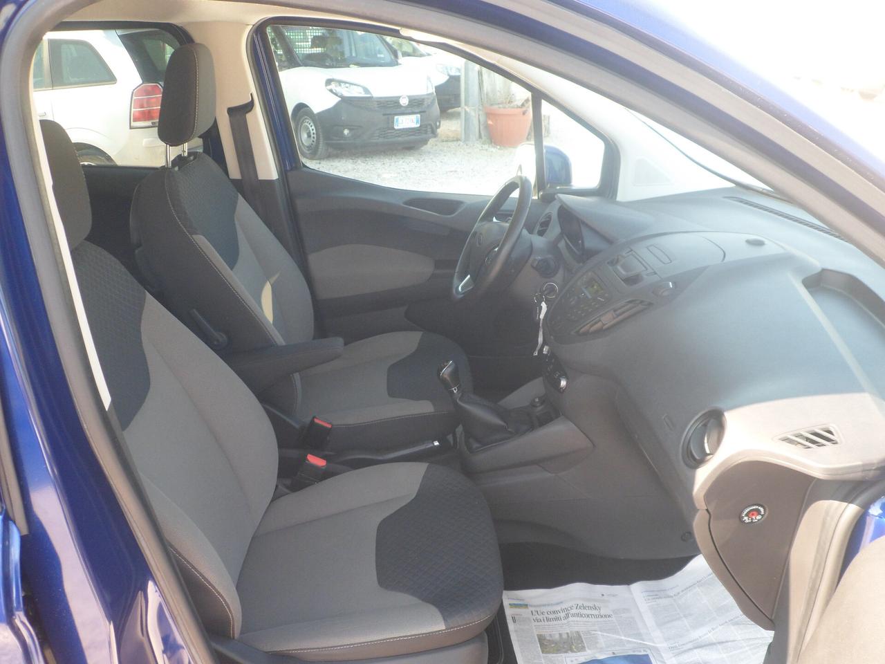 Ford Tourneo Courier 5 posti autovettura