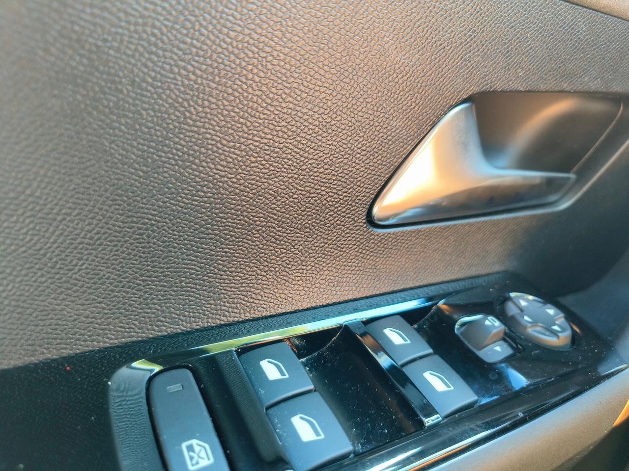 Lancia Ypsilon Hybrid e-DCT LX