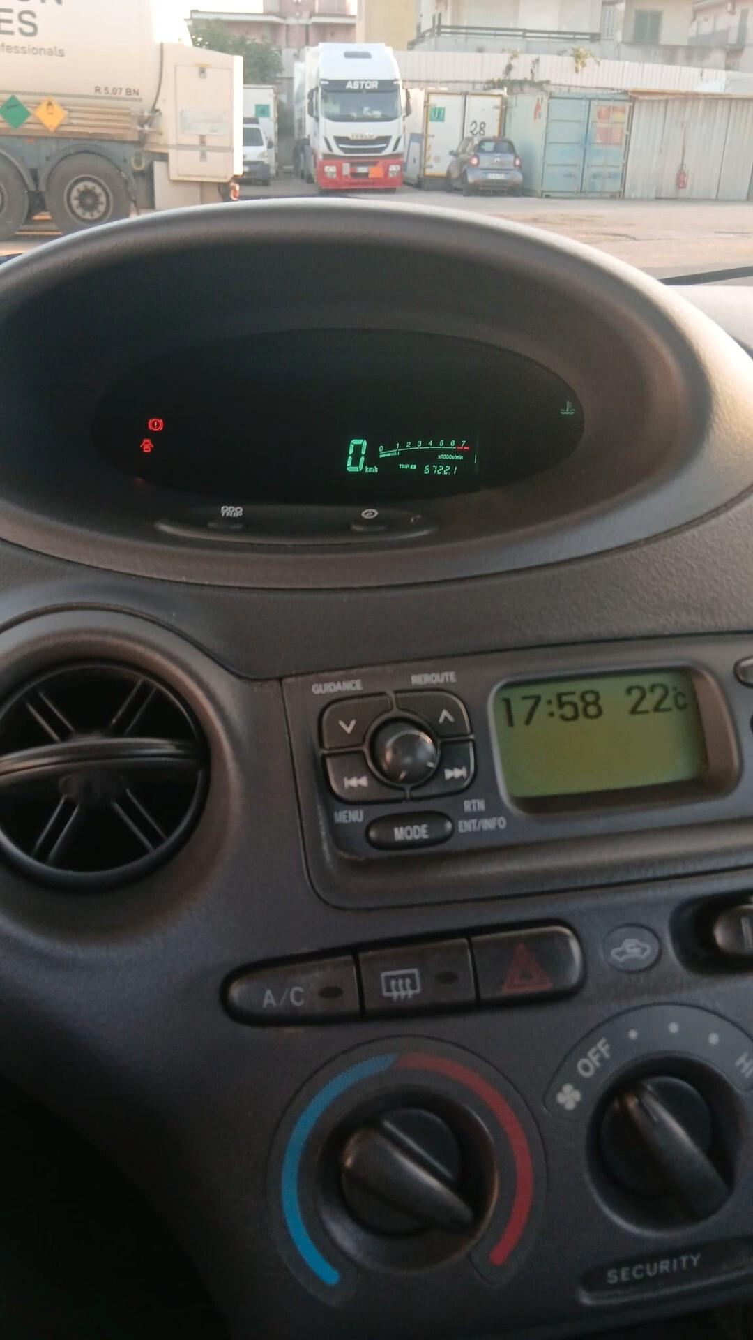 Toyota Yaris 1.0i 16V cat 5 porte Sol