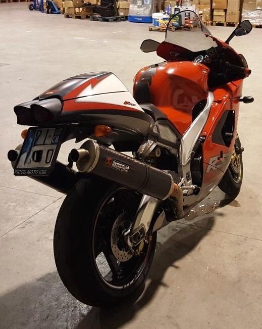 Aprilia RSV 1000 AKRAPOVIC
