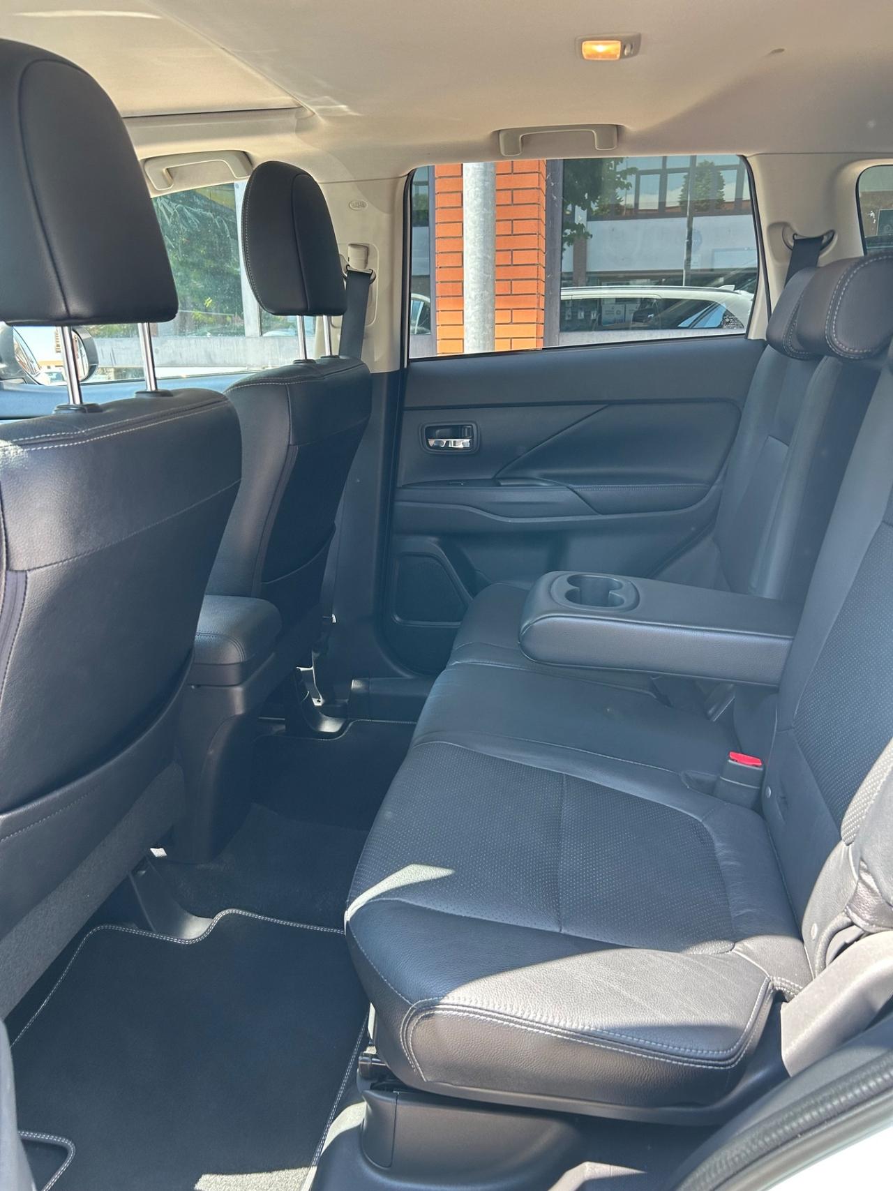 Mitsubishi Outlander 2.2 DI-D 4WD Instyle Plus SDA 7 posti