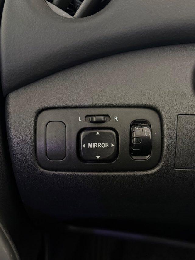 TOYOTA Yaris 1.3i 16V cat 3 porte Sol