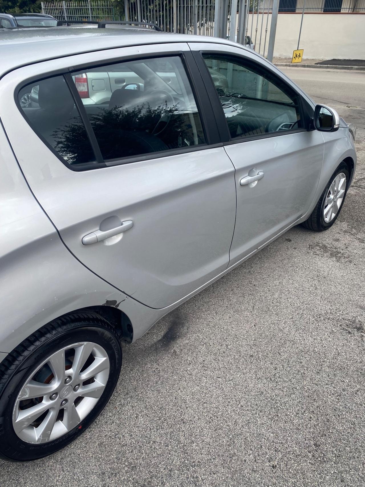 Hyundai i20 1.4 CRDi Anno 2013 Full Navi Led