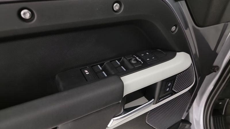 Land Rover Defender 3.0D I6 250 110 SE AWD auto.