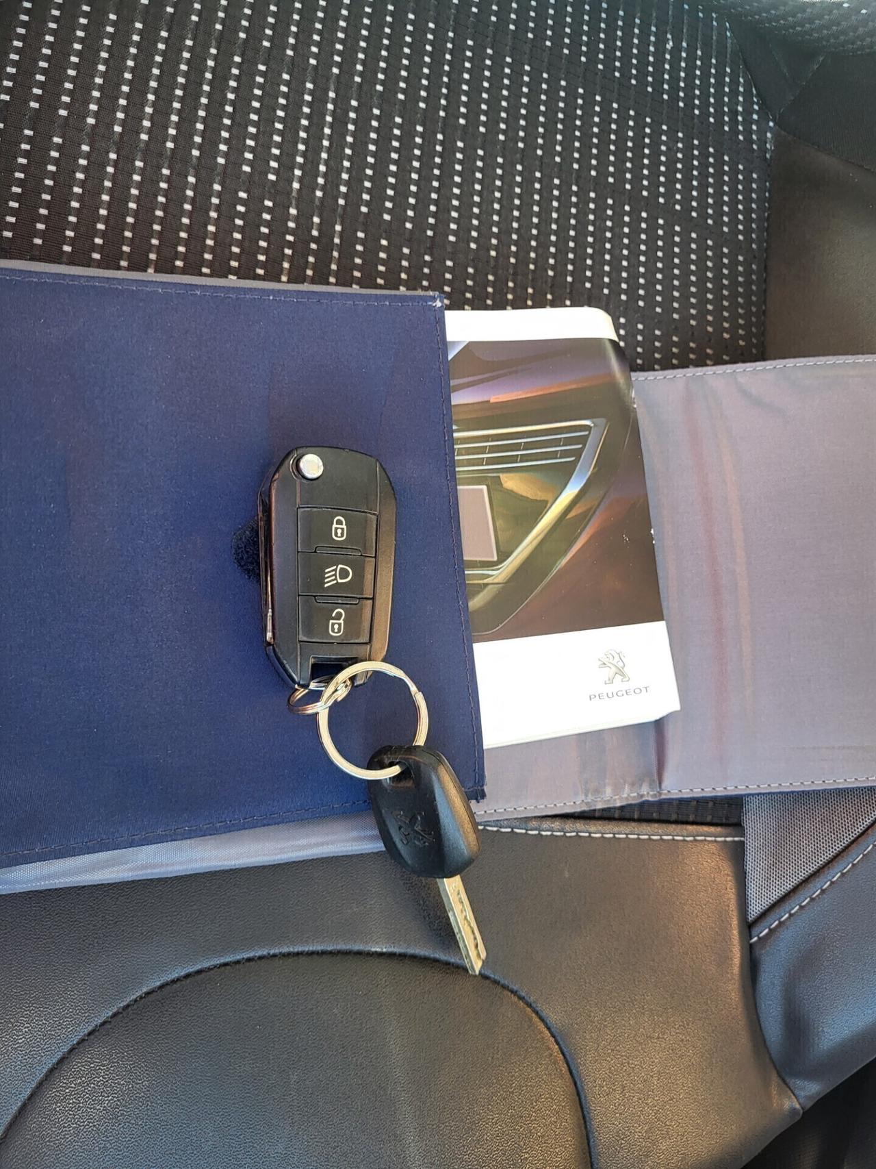 PEUGEOT 2008 1,6 HDI-TETTO PANOR-NAVI-3 REVISIONI