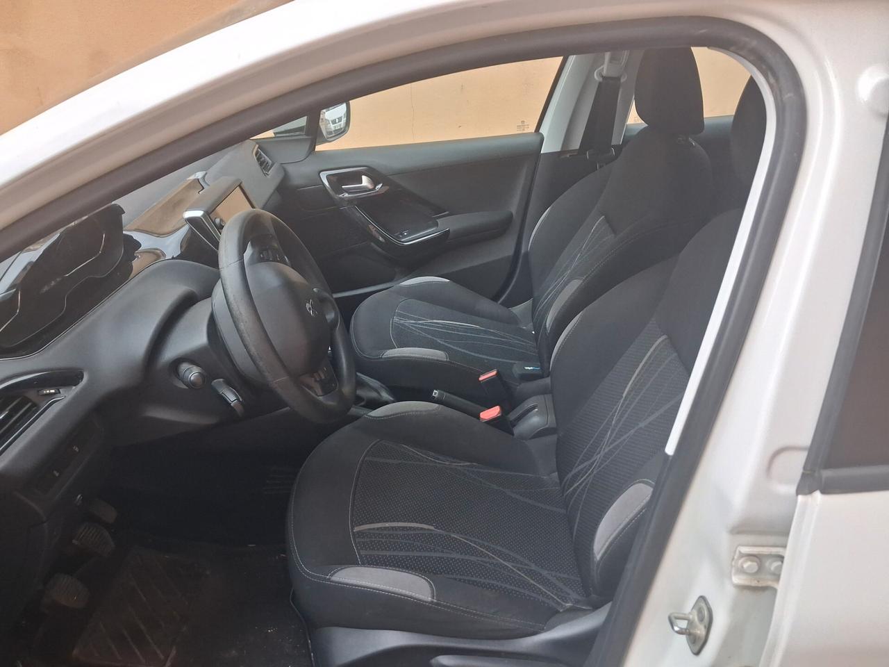 Peugeot 208 1.4 VTi 95 CV 2014 (motore da rivedere)