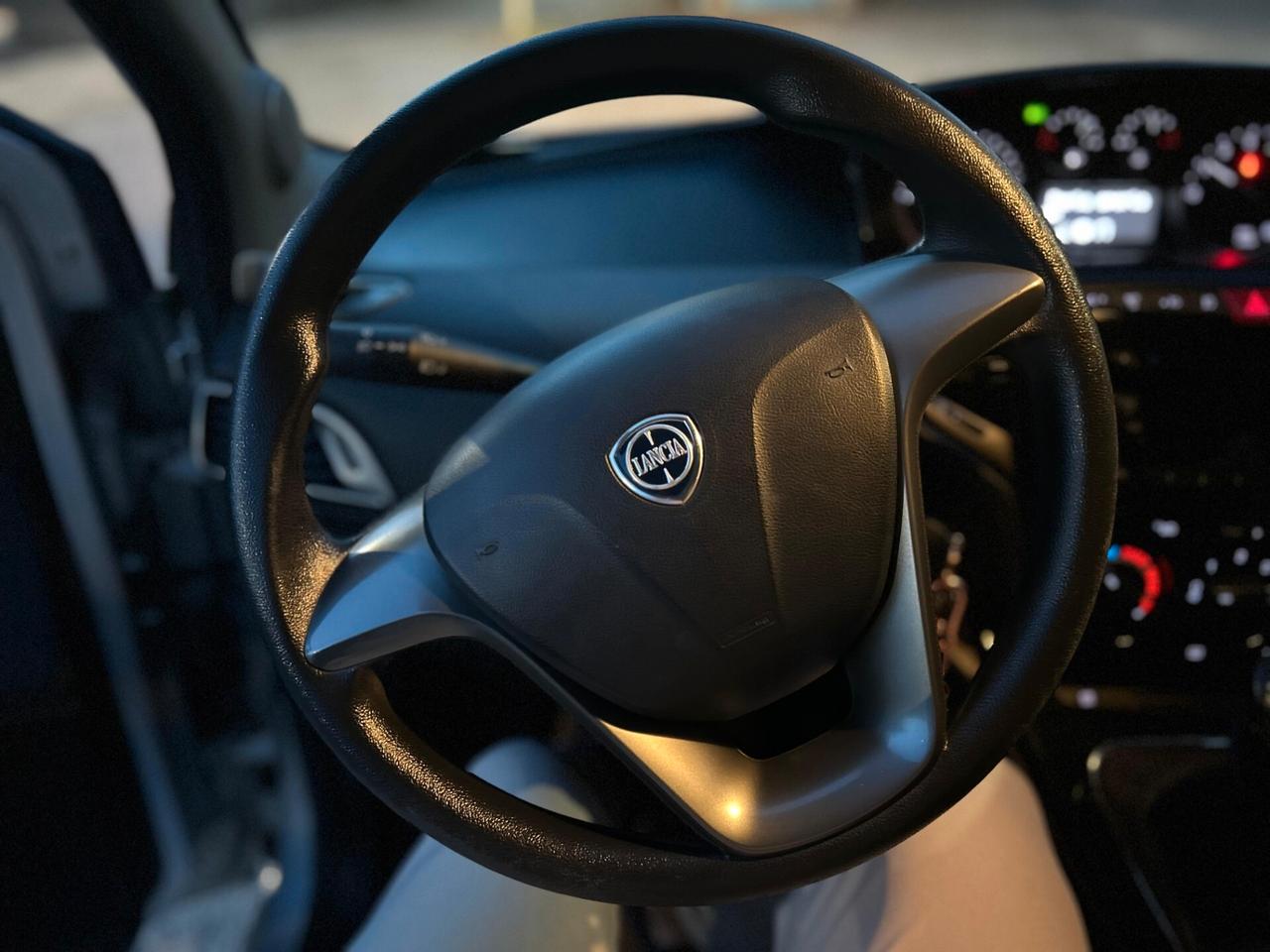 Lancia Ypsilon 0.9 TwinAir 85 CV 5 porte Metano Ecochic Elefantino