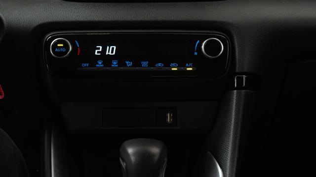 TOYOTA Yaris 1.5 Hybrid IVA ESPOSTA NEOPATENTATI