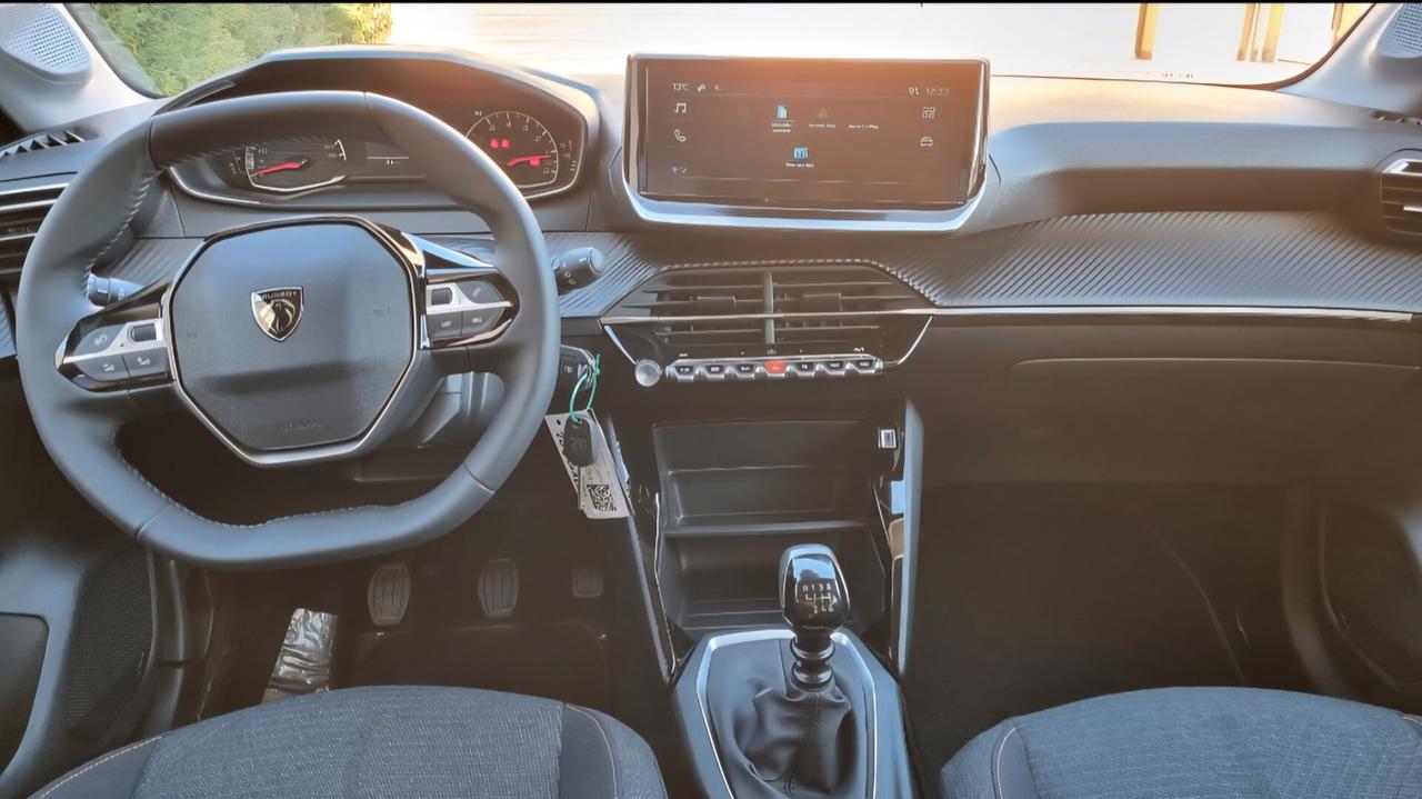 Peugeot 208 1.2 PURETECH STYLE S&S KM ZERO 100 CV PER NEOPATENTATI