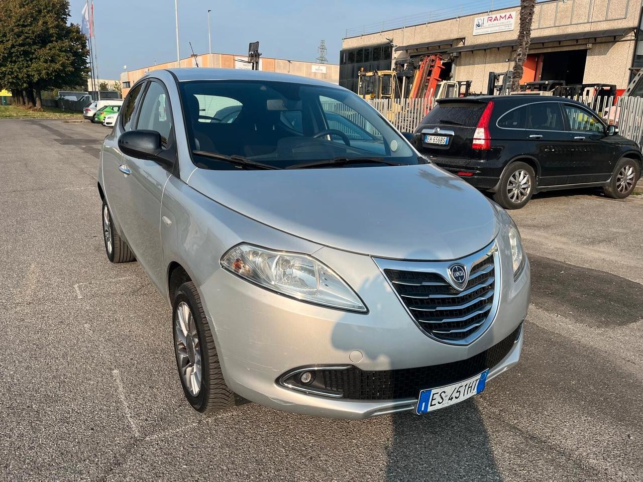 Lancia Ypsilon 0.9 TwinAir 85 CV 5 porte Metano Ecochic Silver