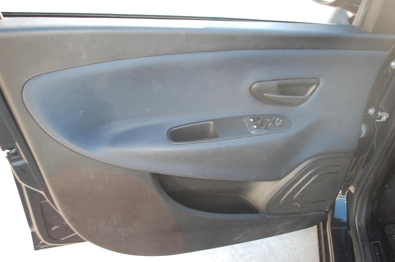 Lancia Ypsilon 1.0 firefly hybrid 70CV Gold Plus S&S Uff Italy