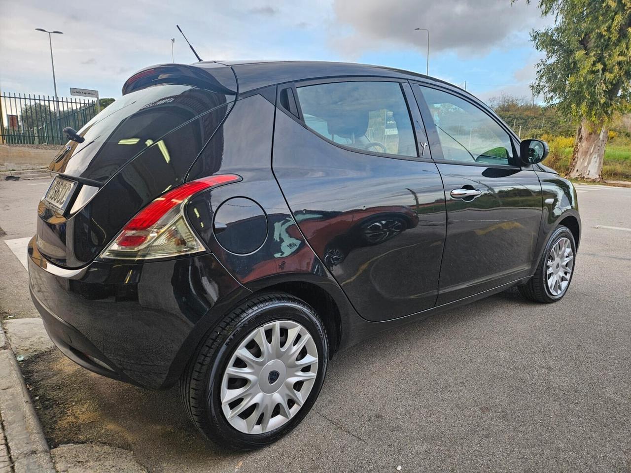 Lancia Ypsilon AUTOMATICA 900 benz 85cv