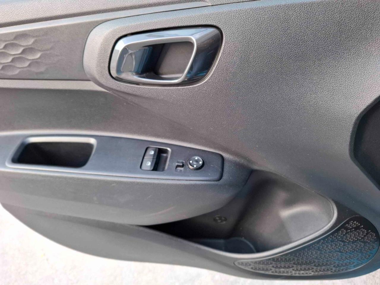Hyundai i10 1.0 BENZINA - 2022 BICOLORE
