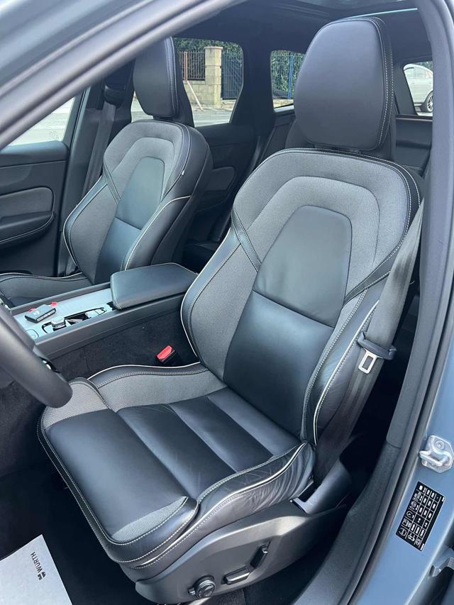 VOLVO XC60 2.0 B4 (d) R-design Dark Plus AWD