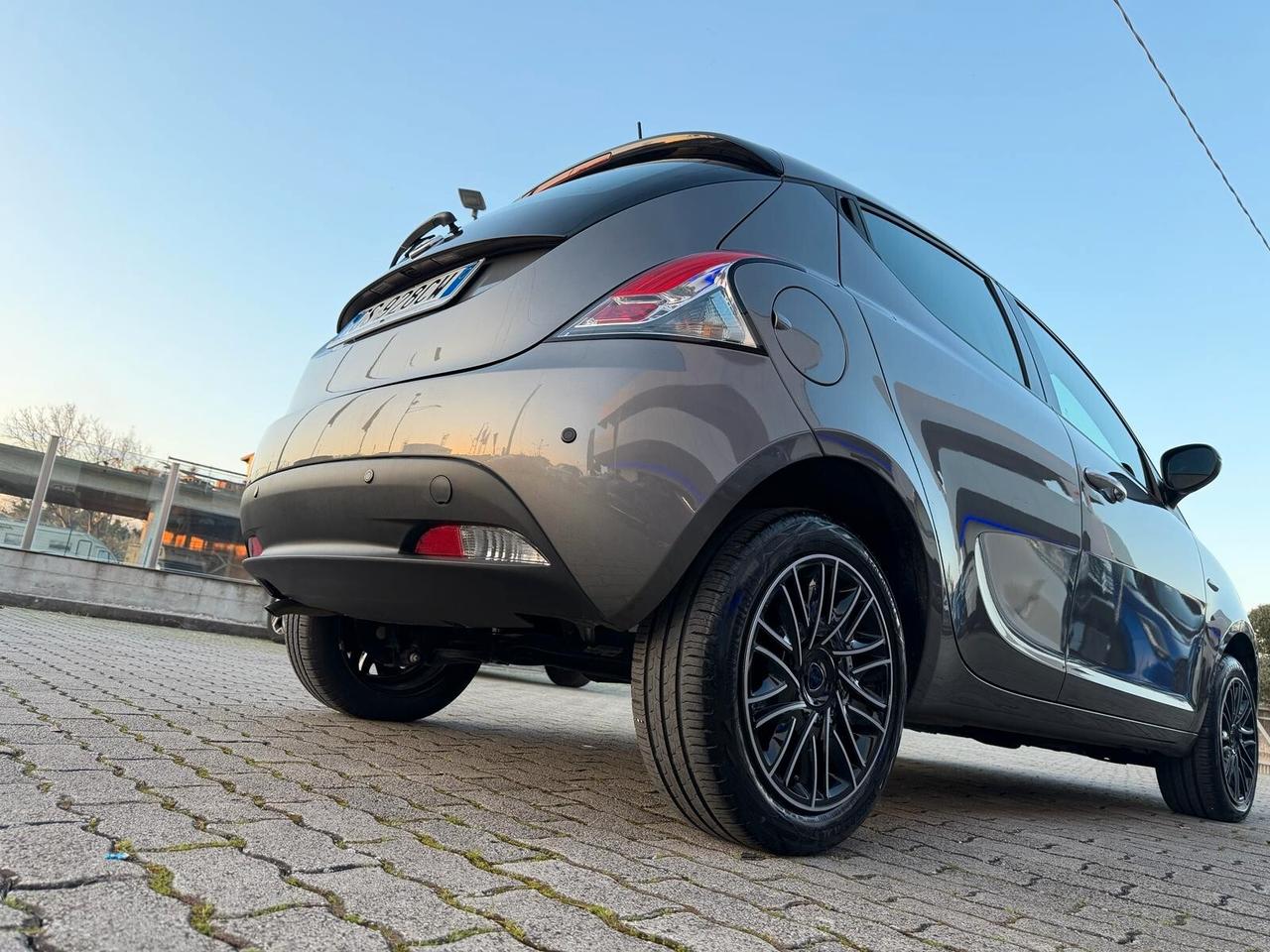 Lancia Ypsilon 1.0 FireFly 5 porte S&S Hybrid Silver