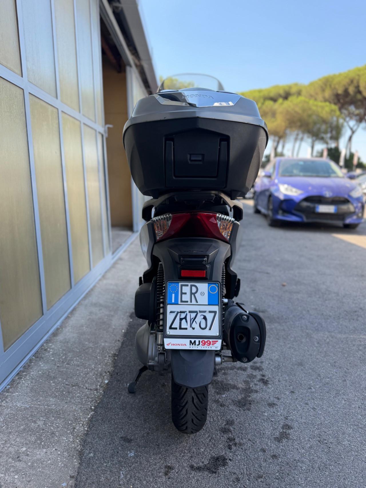 HONDA SH 300 Sport Abs - PARABREZZA - BAULE - ANTIFURTO - GOMME NUOVE