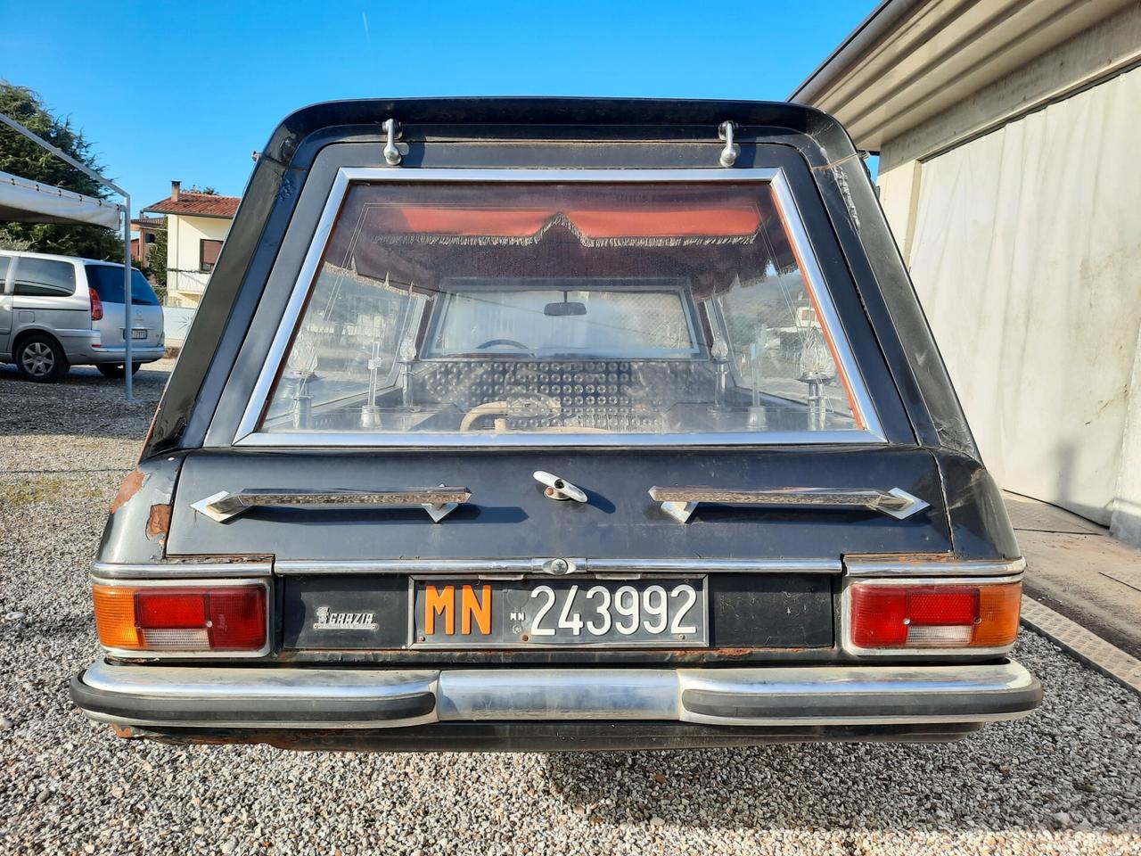 Mercedes 200 adibito a Carro- Funebre del 1973