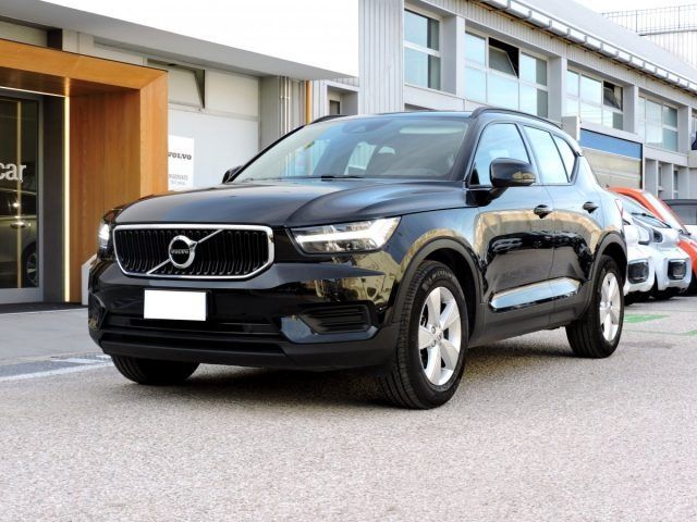 VOLVO XC40 T2 MOMENTUM CORE AUTOMATICA AZIENDALE