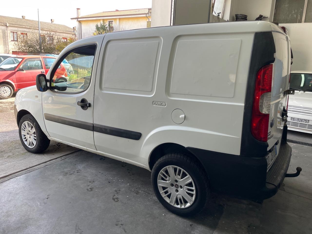 Fiat Doblo 1.9 JTD 105 cv con gancio traino