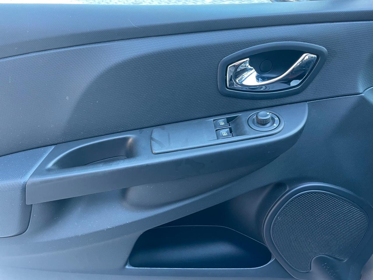 Renault Clio 1.2 75CV 5 porte Costume National +NAVI NEOPATENTATI