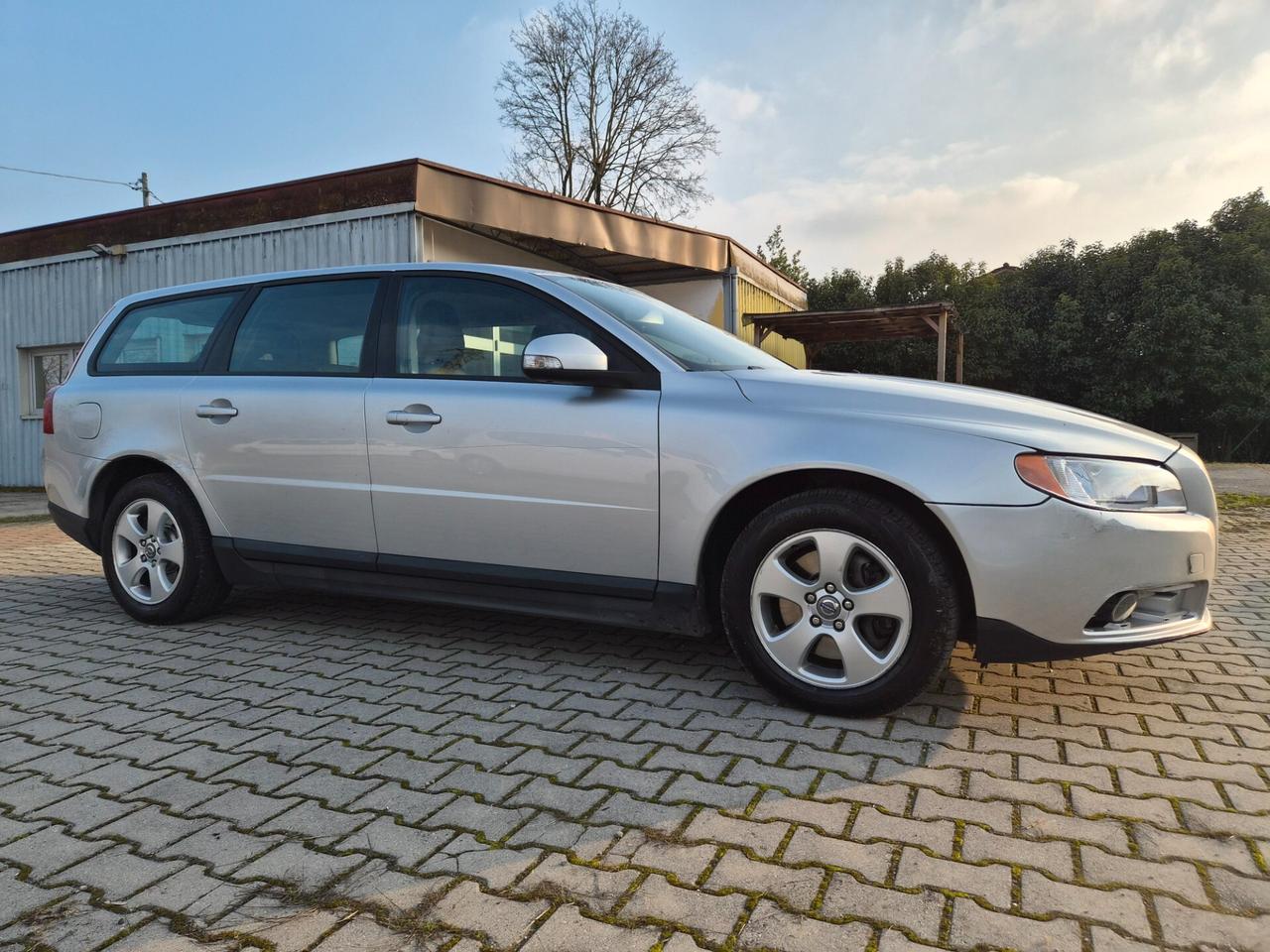 Volvo V70 D5 R-design