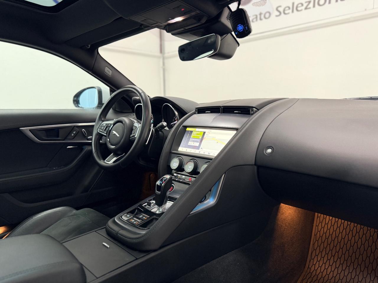 Jaguar F-Type 2.0 aut. Coupé Chequered Flag 05/2019 EURO 6D TETTO RETROCAM SCARICO