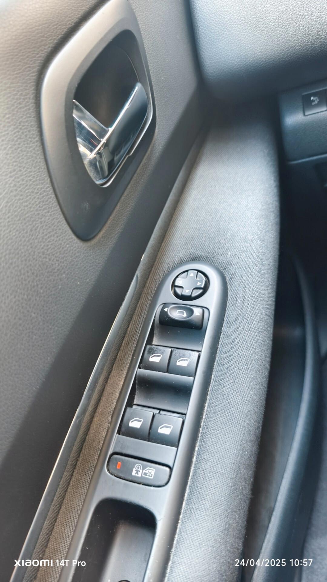 Peugeot 3008 1.6 HDi 115CV/Navi/Active 2015